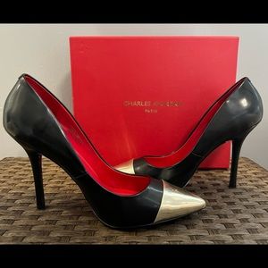 Charles Jourdan Black and gold pump’s